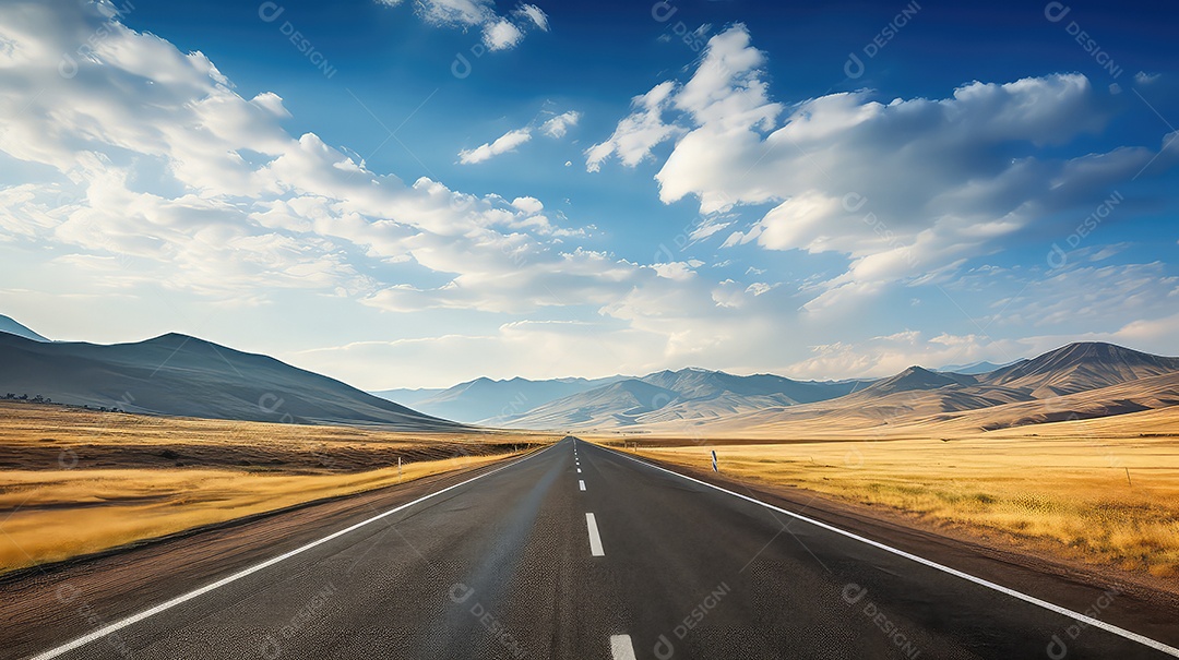 Estrada de asfalto nas montanhas sob o céu azul com nuvens