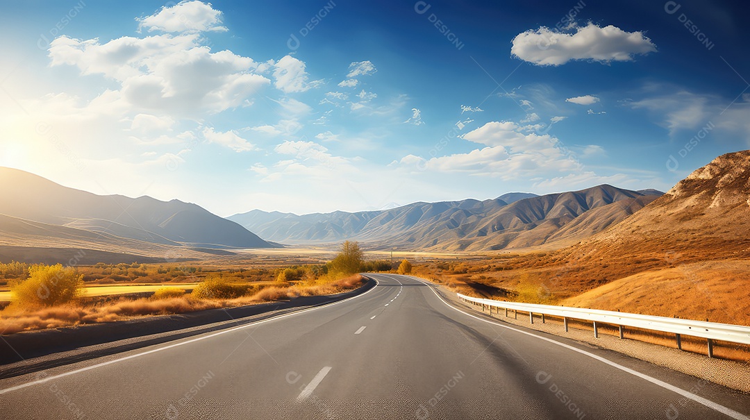 Estrada de asfalto nas montanhas sob o céu azul com nuvens
