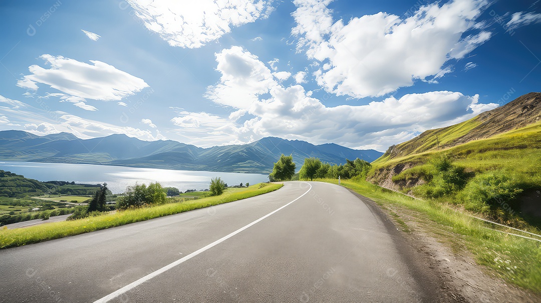 Estrada de asfalto nas montanhas sob o céu azul com nuvens