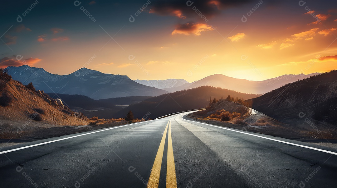 Estrada de asfalto nas montanhas sob o céu azul com nuvens