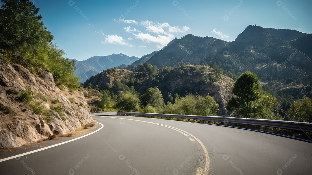 Estrada rodoviária nas montanhas com céu azul e nuvens