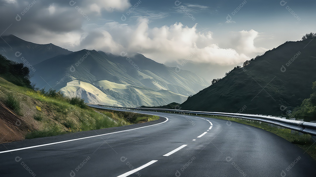 Estrada rodoviária nas montanhas com céu azul e nuvens