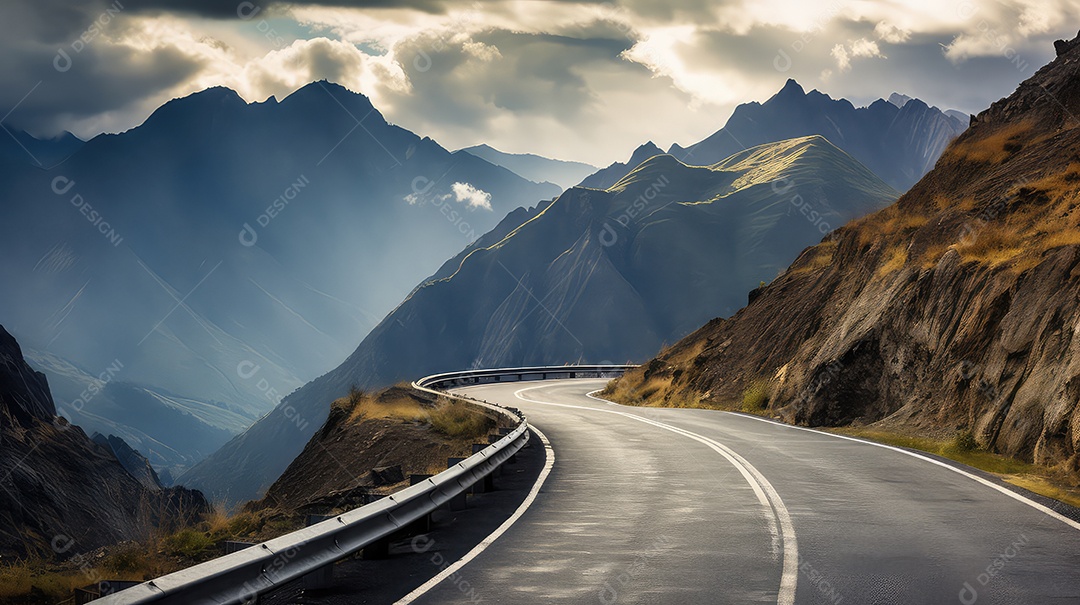 Estrada rodoviária nas montanhas com céu azul e nuvens