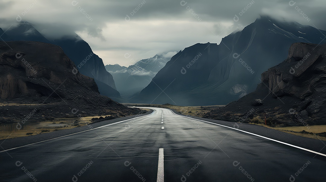 Estrada rodoviária nas montanhas com céu azul e nuvens