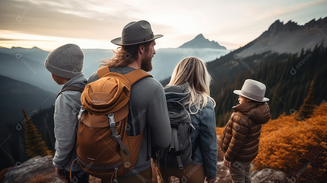 Família de três pessoas caminhando nas montanhas com mochilas.