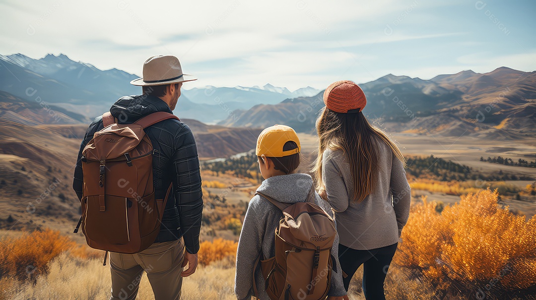 Família de três pessoas caminhando nas montanhas com mochilas.