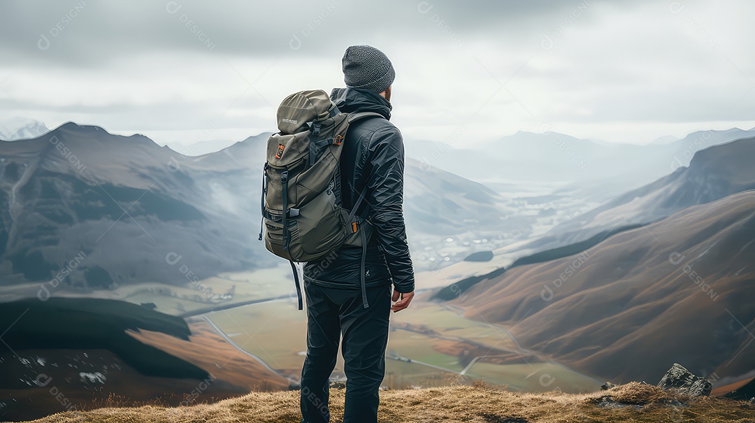 Caminhante com mochila e chapéu no fundo das montanhas