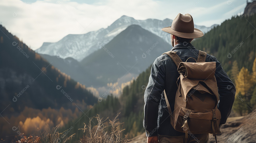 Caminhante com mochila e chapéu no fundo das montanhas