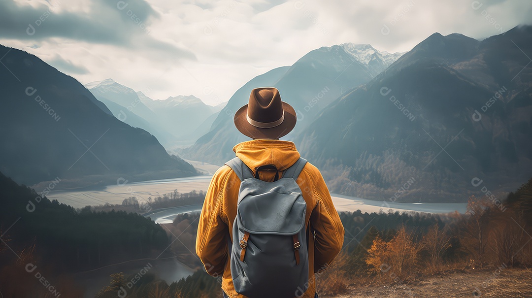 Caminhante com mochila e chapéu no fundo das montanhas
