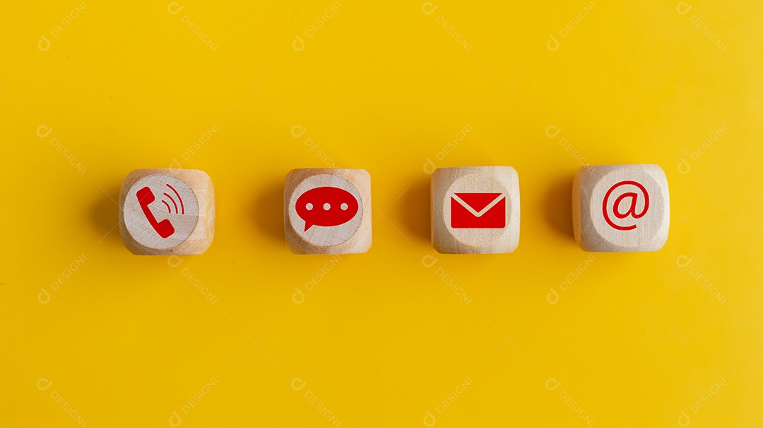 Blocos de madeira sobre fundo isolado