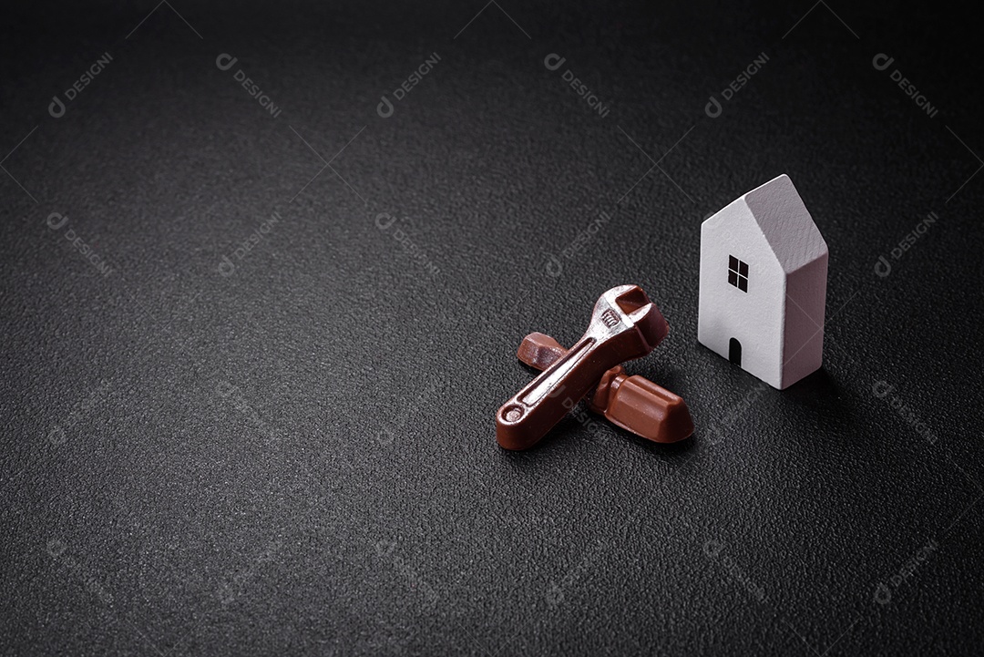 Ferramentas e inscrições simbolizando reparos ou garagem e seus atributos em fundo liso. Plano de fundo para o seu design