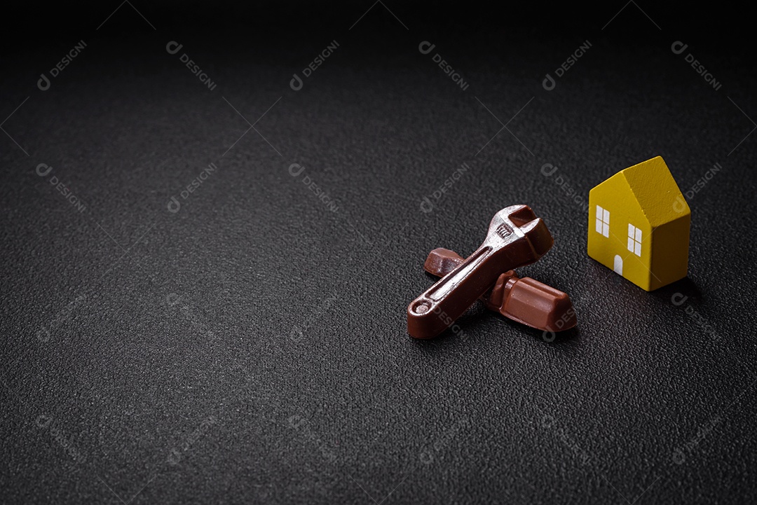 Ferramentas e inscrições simbolizando reparos ou garagem e seus atributos em fundo liso. Plano de fundo para o seu design