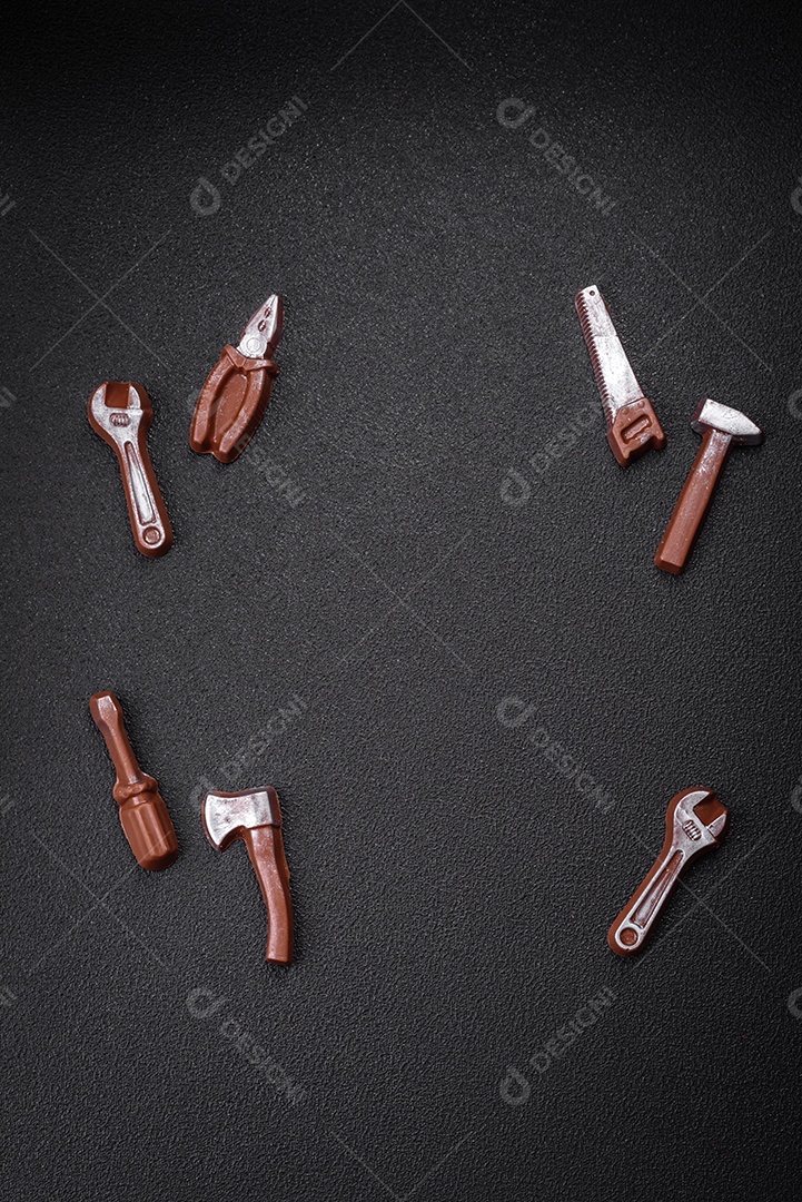 Ferramentas e inscrições simbolizando reparos ou garagem e seus atributos em fundo liso. Plano de fundo para o seu design