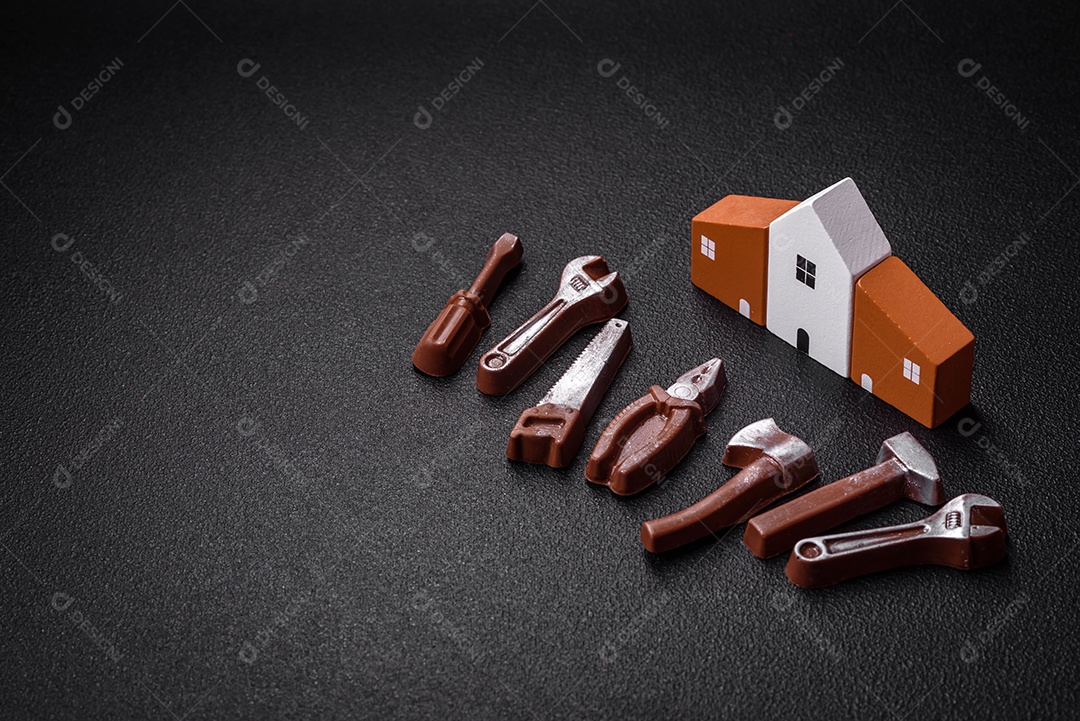 Ferramentas e inscrições simbolizando reparos ou garagem e seus atributos em fundo liso. Plano de fundo para o seu design