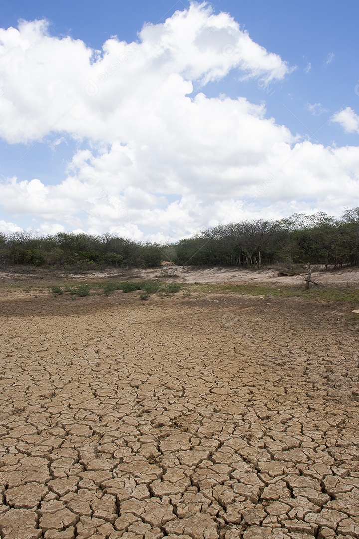 Lagoa seca no sertão nordestino