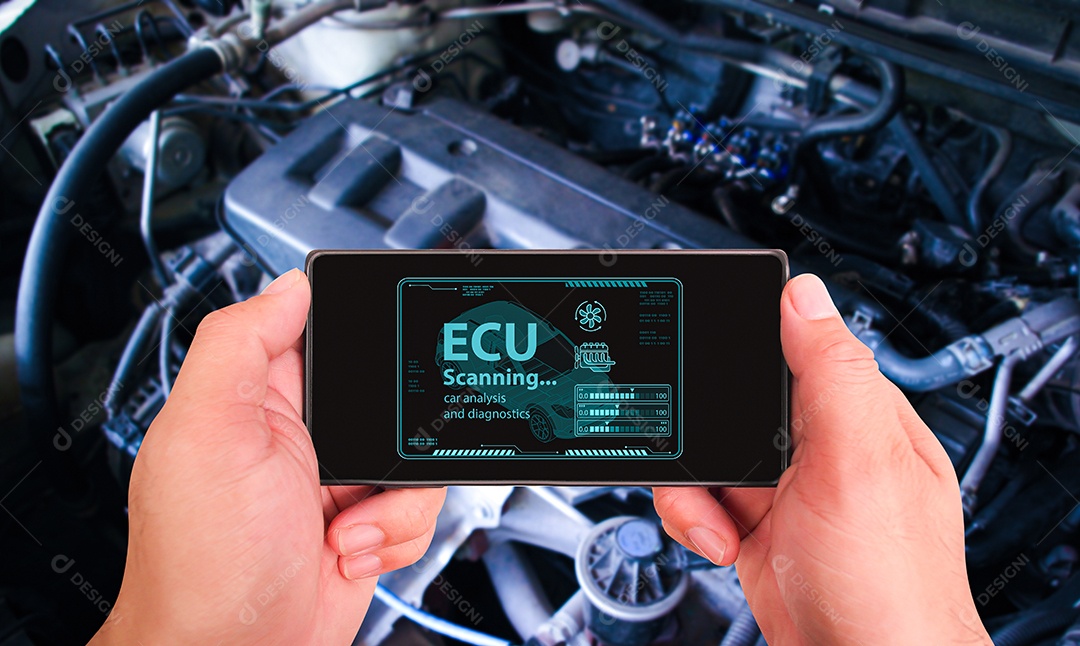 Mecânico de automóveis verificando o sistema do motor ECU