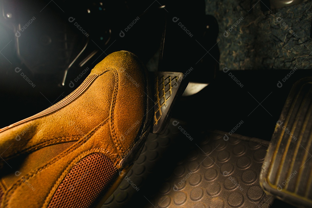 O pé do motorista pressiona ou empurra o pedal do freio no carro