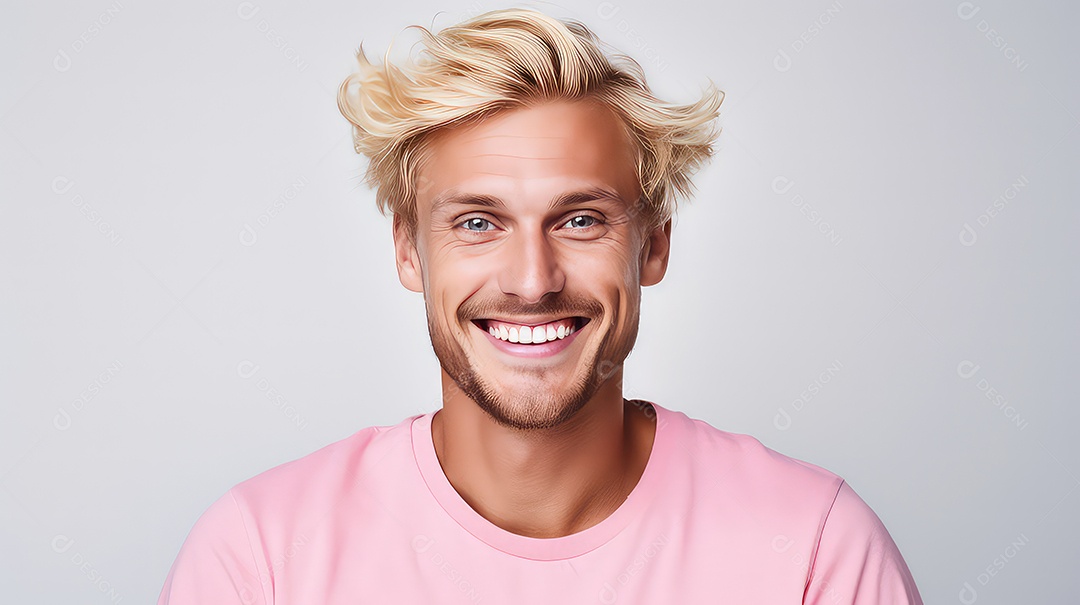 Um jovem bonito com cabelos loiros sorrindo para a câmera