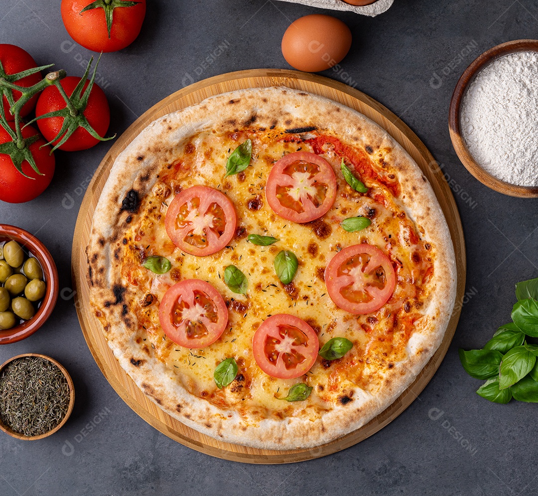 Pizza Margherita com tomate azeitona ovo e farinha sobre a mesa de pedra