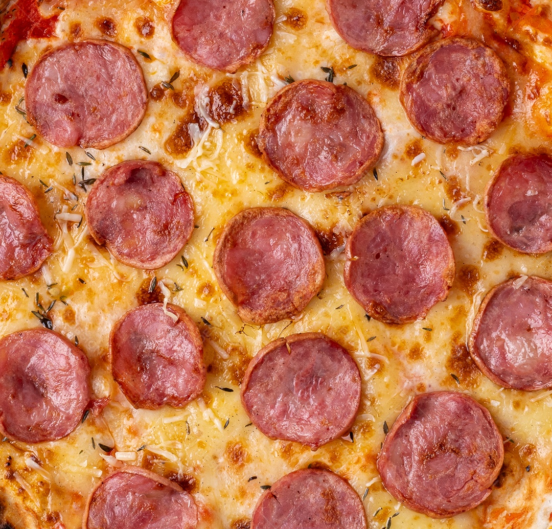 Pizza de queijo com calabresa