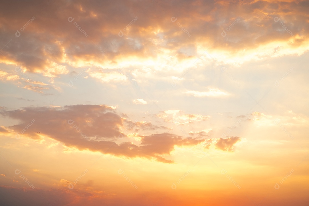 Céu com nuvens linda ao entardecer