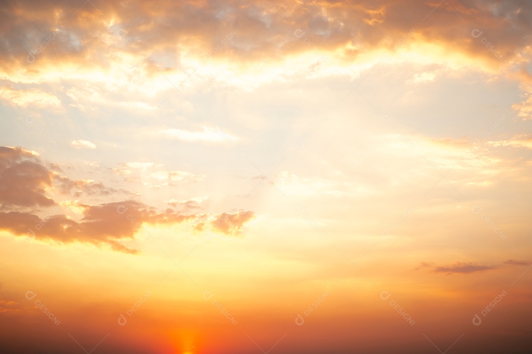 Céu lindo com nuvem ao entardecer