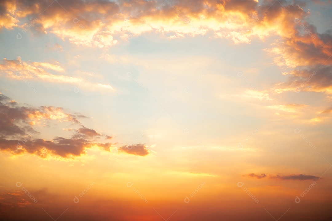 Céu lindo ao pôr do sol