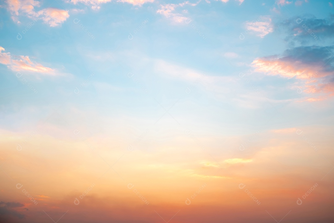 Céu azul com pôr do sol lindo