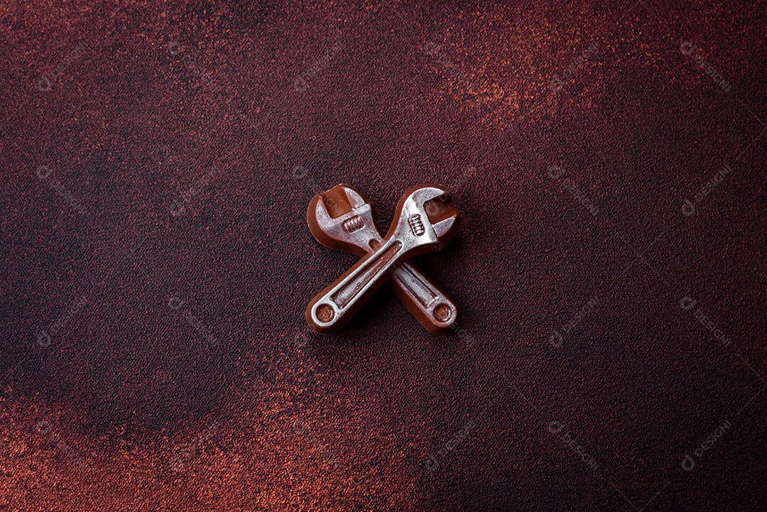 Ferramentas e inscrições simbolizando reparos ou garagem e seus atributos em fundo liso. Plano de fundo para o seu design