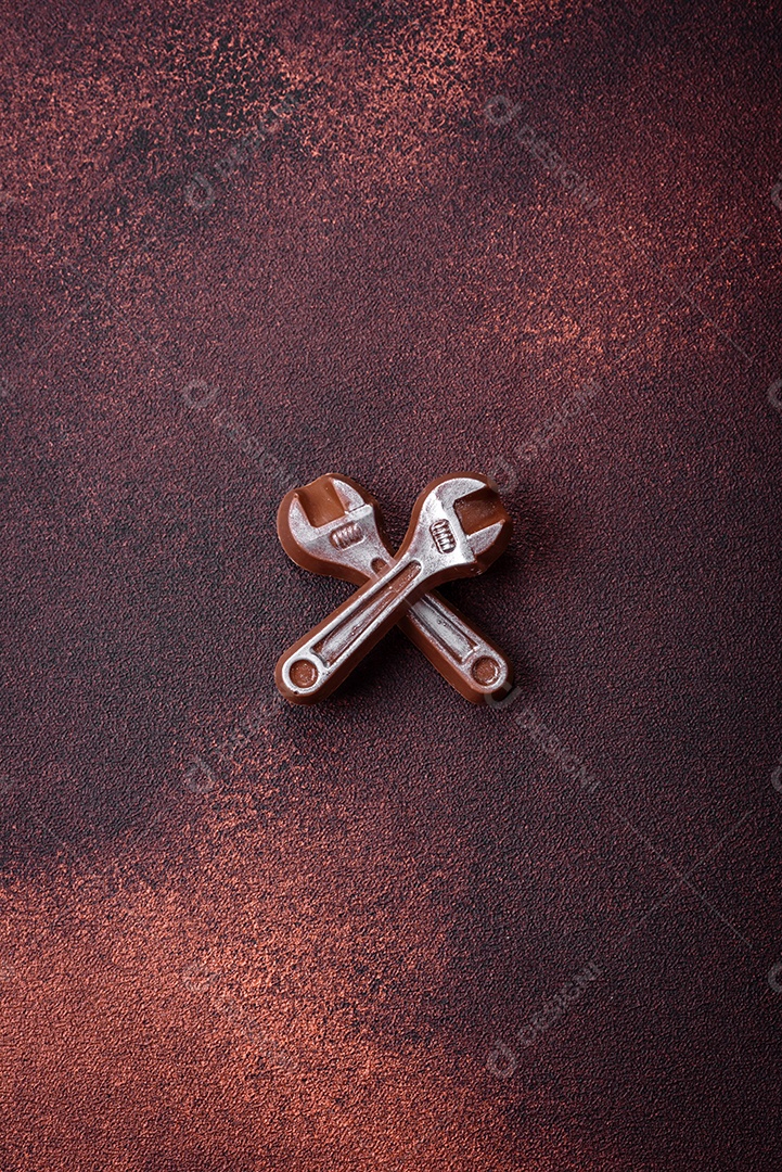 Ferramentas e inscrições simbolizando reparos ou garagem e seus atributos em fundo liso. Plano de fundo para o seu design