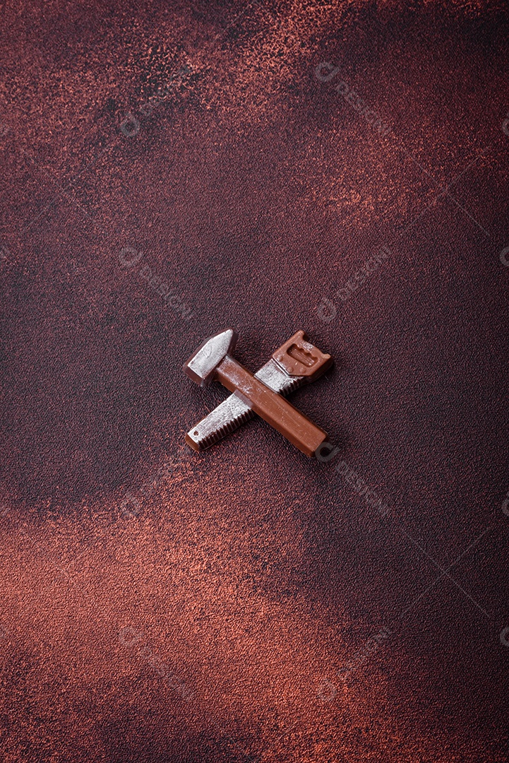 Ferramentas e inscrições simbolizando reparos ou garagem e seus atributos em fundo liso. Plano de fundo para o seu design