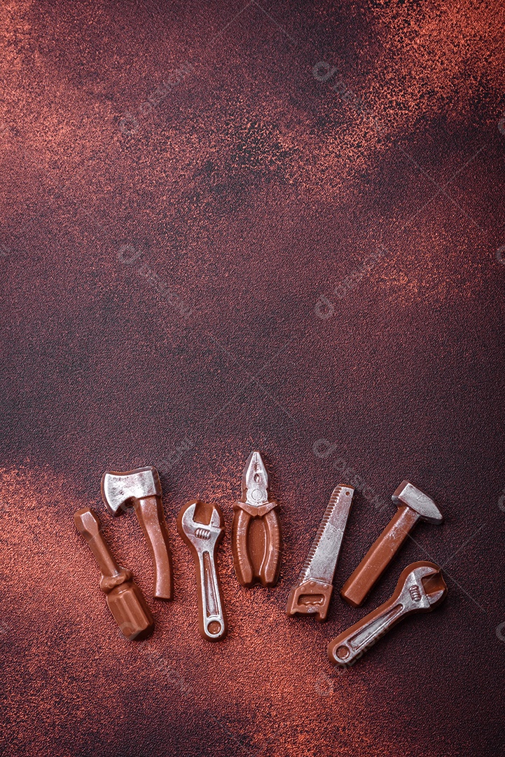 Ferramentas e inscrições simbolizando reparos ou garagem e seus atributos em fundo liso. Plano de fundo para o seu design