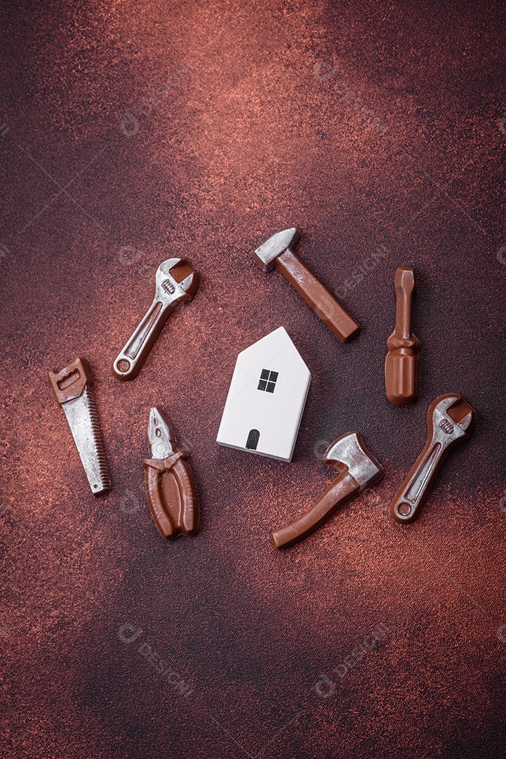 Ferramentas e inscrições simbolizando reparos ou garagem e seus atributos em fundo liso. Plano de fundo para o seu design