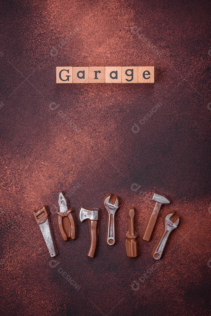 Ferramentas e inscrições simbolizando reparos ou garagem e seus atributos em fundo liso. Plano de fundo para o seu design