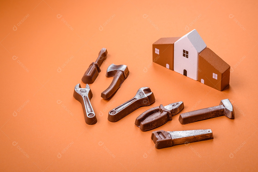 Ferramentas e inscrições simbolizando reparos ou garagem e seus atributos em fundo liso. Plano de fundo para o seu design