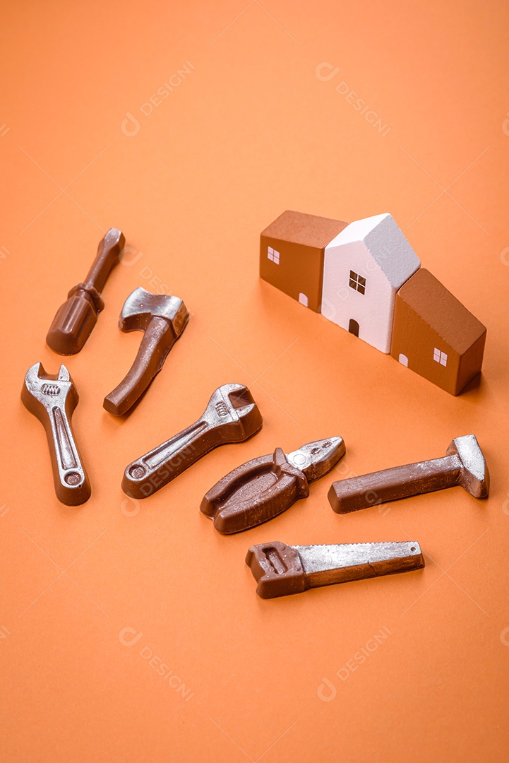 Ferramentas e inscrições simbolizando reparos ou garagem e seus atributos em fundo liso. Plano de fundo para o seu design