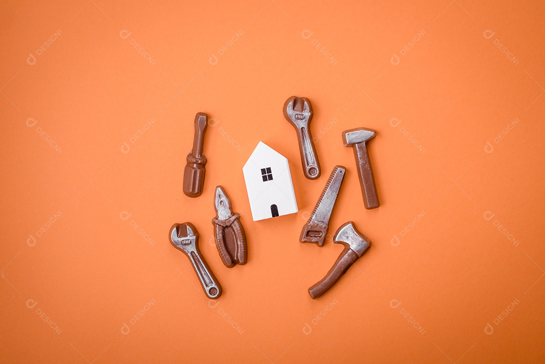 Ferramentas e inscrições simbolizando reparos ou garagem e seus atributos em fundo liso. Plano de fundo para o seu design