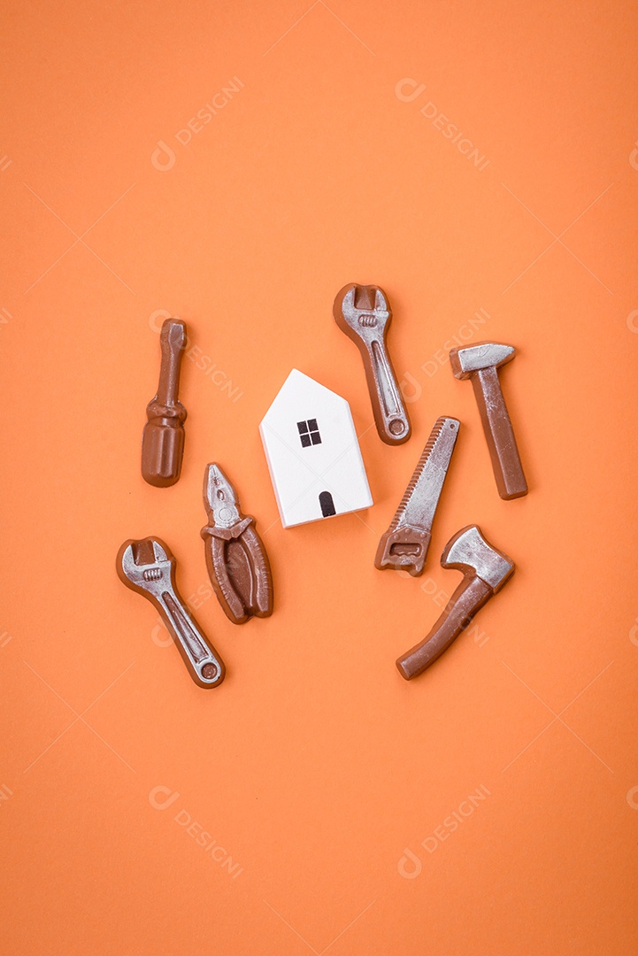 Ferramentas e inscrições simbolizando reparos ou garagem e seus atributos em fundo liso. Plano de fundo para o seu design