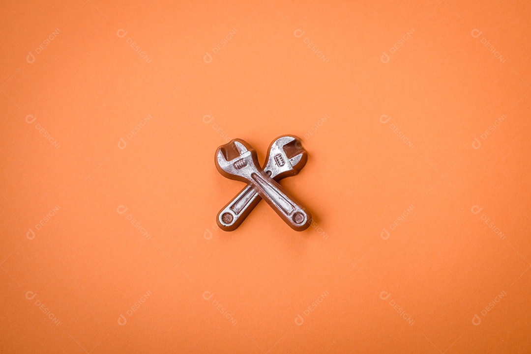 Ferramentas e inscrições simbolizando reparos ou garagem e seus atributos em fundo liso. Plano de fundo para o seu design