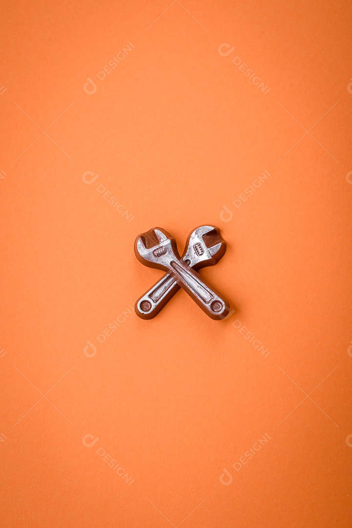 Ferramentas e inscrições simbolizando reparos ou garagem e seus atributos em fundo liso. Plano de fundo para o seu design