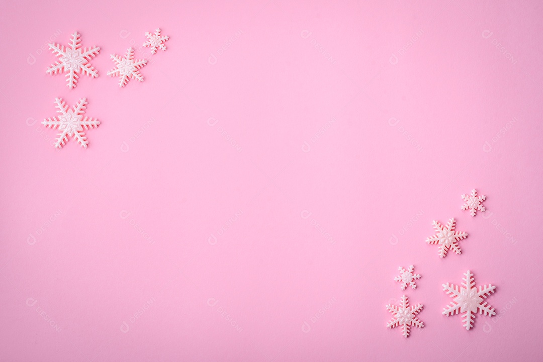 Lindos flocos de neve de inverno em um fundo liso. Fundo de inverno para seu projeto