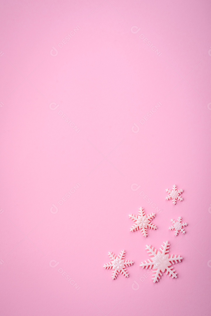Lindos flocos de neve de inverno em um fundo liso. Fundo de inverno para seu projeto