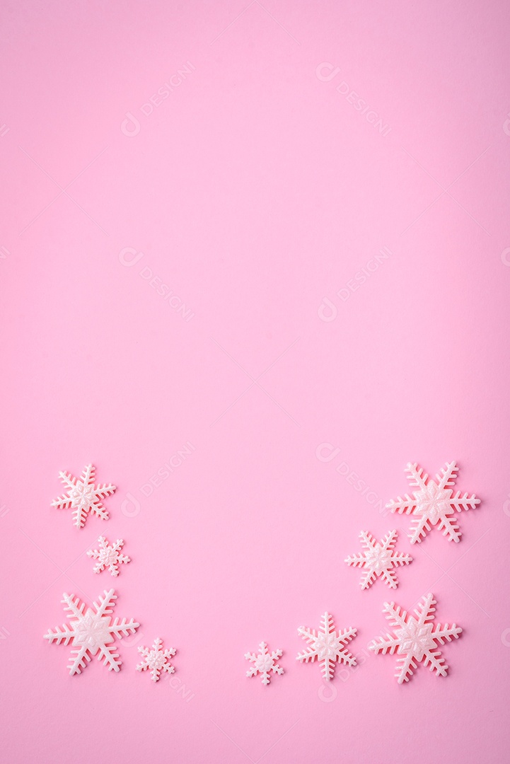 Lindos flocos de neve de inverno em um fundo liso. Fundo de inverno para seu projeto