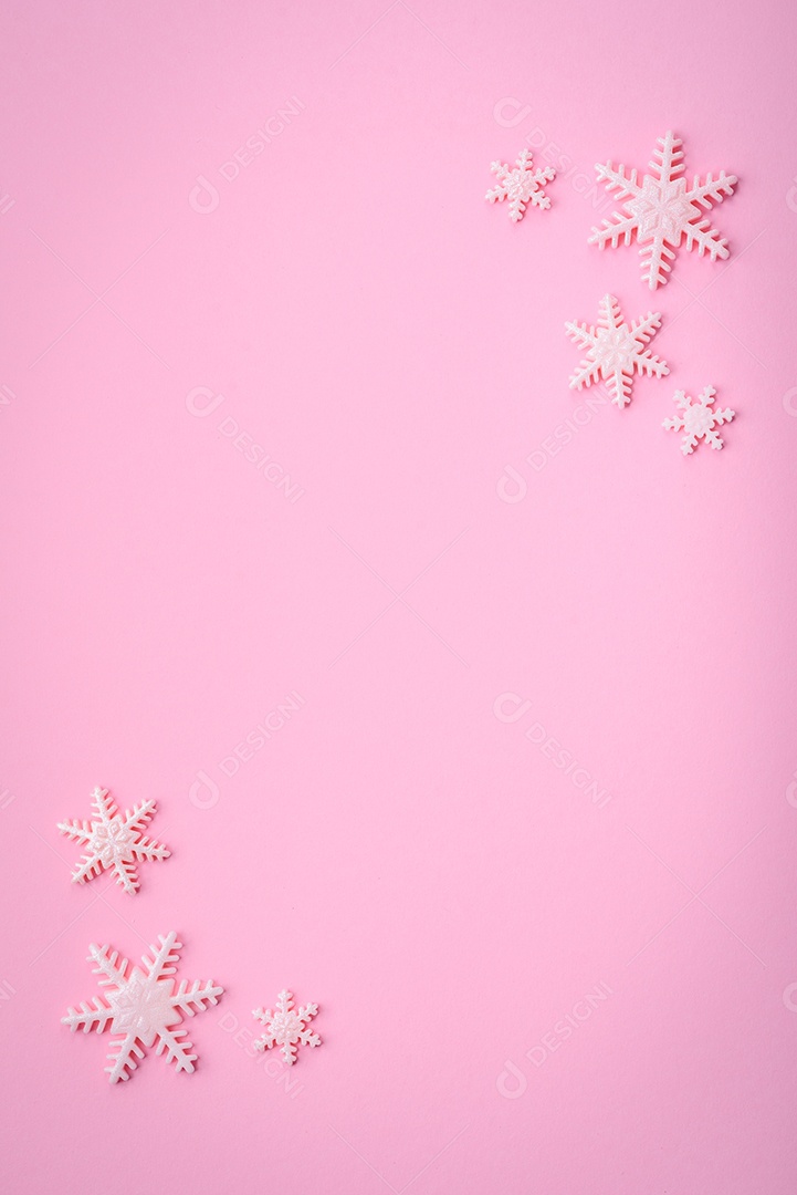 Lindos flocos de neve de inverno em um fundo liso. Fundo de inverno para seu projeto