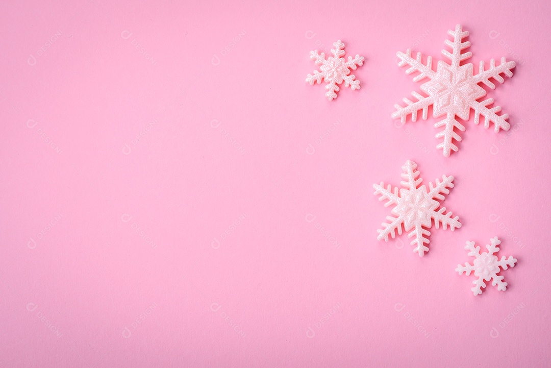 Lindos flocos de neve de inverno em um fundo liso. Fundo de inverno para seu projeto