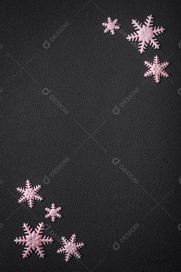 Lindos flocos de neve de inverno em um fundo liso. Fundo de inverno para seu projeto