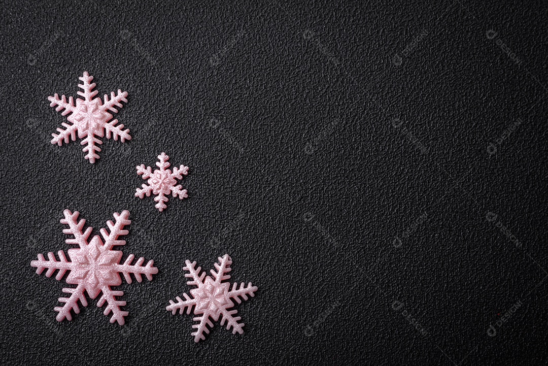 Lindos flocos de neve de inverno em um fundo liso. Fundo de inverno para seu projeto