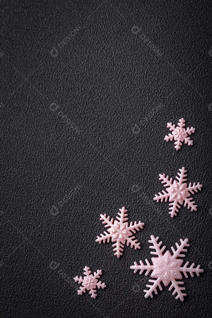 Lindos flocos de neve de inverno em um fundo liso. Fundo de inverno para seu projeto