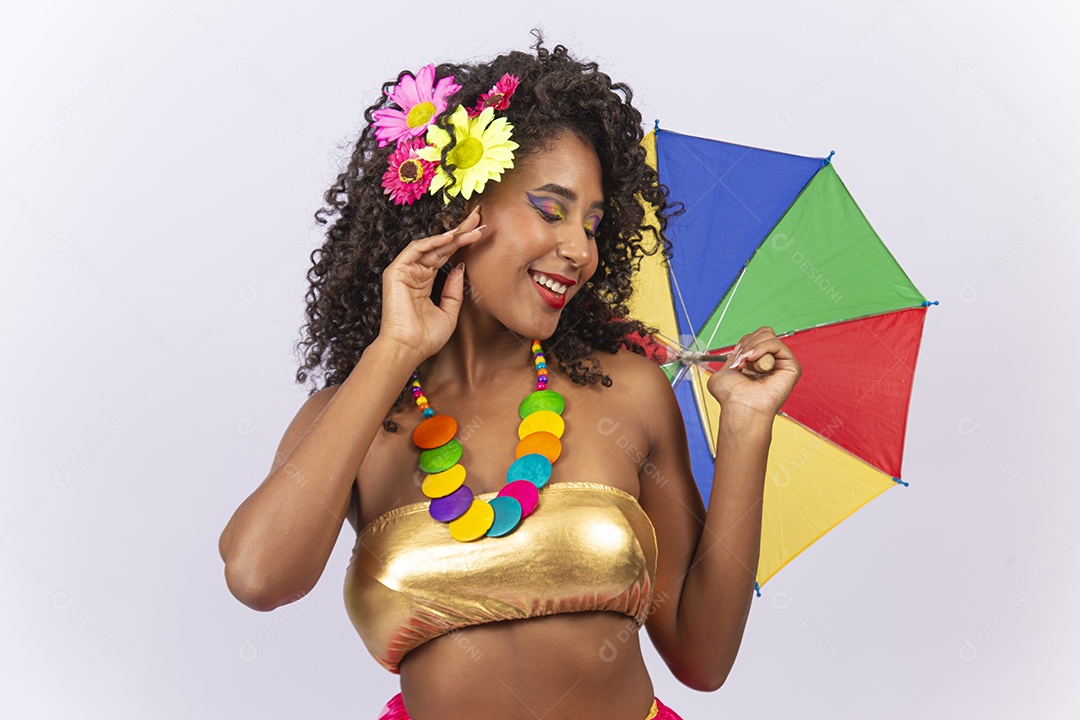 Linda jovem mulher cabelo cacheado com fantasia de carnaval.