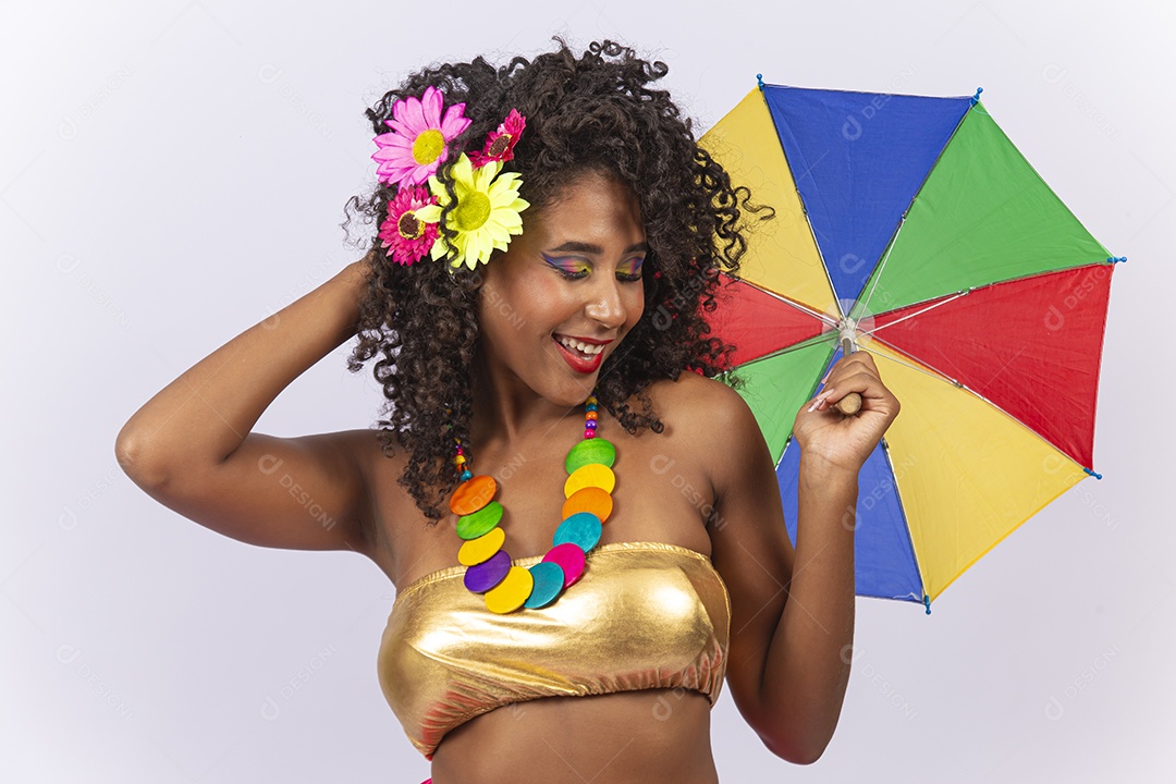 Linda jovem mulher cabelo cacheado com fantasia de carnaval.